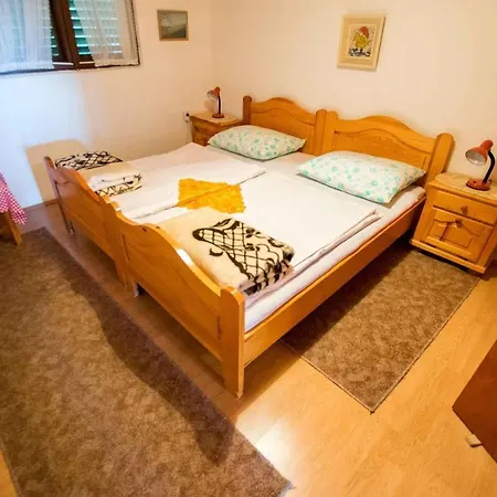 Apartamento In Starigrad-paklenica 6846 *